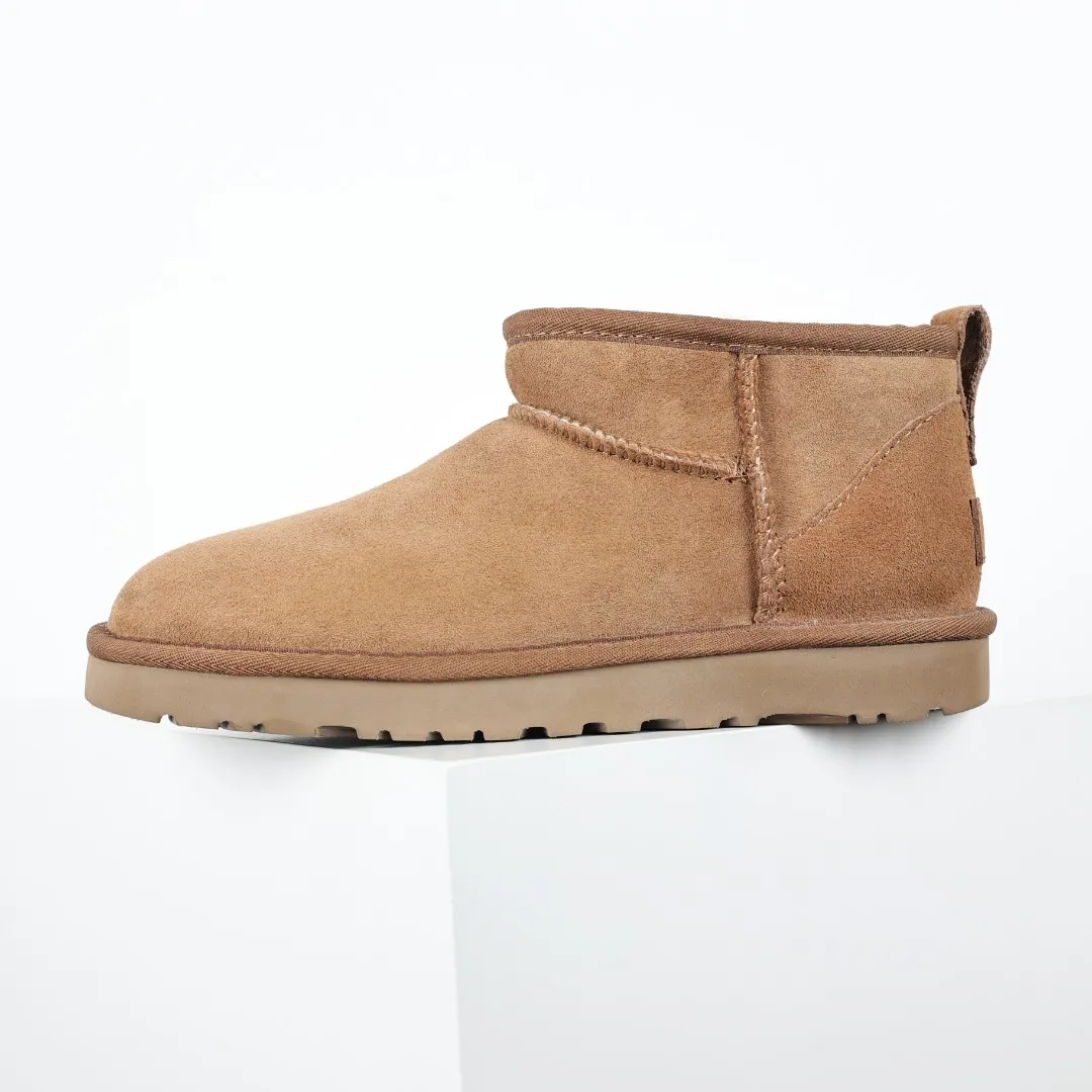 Pick up locally 💰480, core recommendation, good price UGG Classic MiNi basic low-top series, Xiaohongshu hot model, Henan Longfeng leather production, sheepskin integrated, top quality in the market, 2-3 cm cashmere insole, keeping warm in winter, suitable for home use. In the new year, uug launched a style series, which is partially biased towards the preferences of young consumers, and has also moved to the forefront of fashion trends. Shoe body material, water-repellent coated suede upper 17mm UGGPURE™ implanted wool insole Lightweight non-slip comfortable rubber outsole With brand LOGO Trademark Comes with full packaging Size: 35 36 37 38 39 40